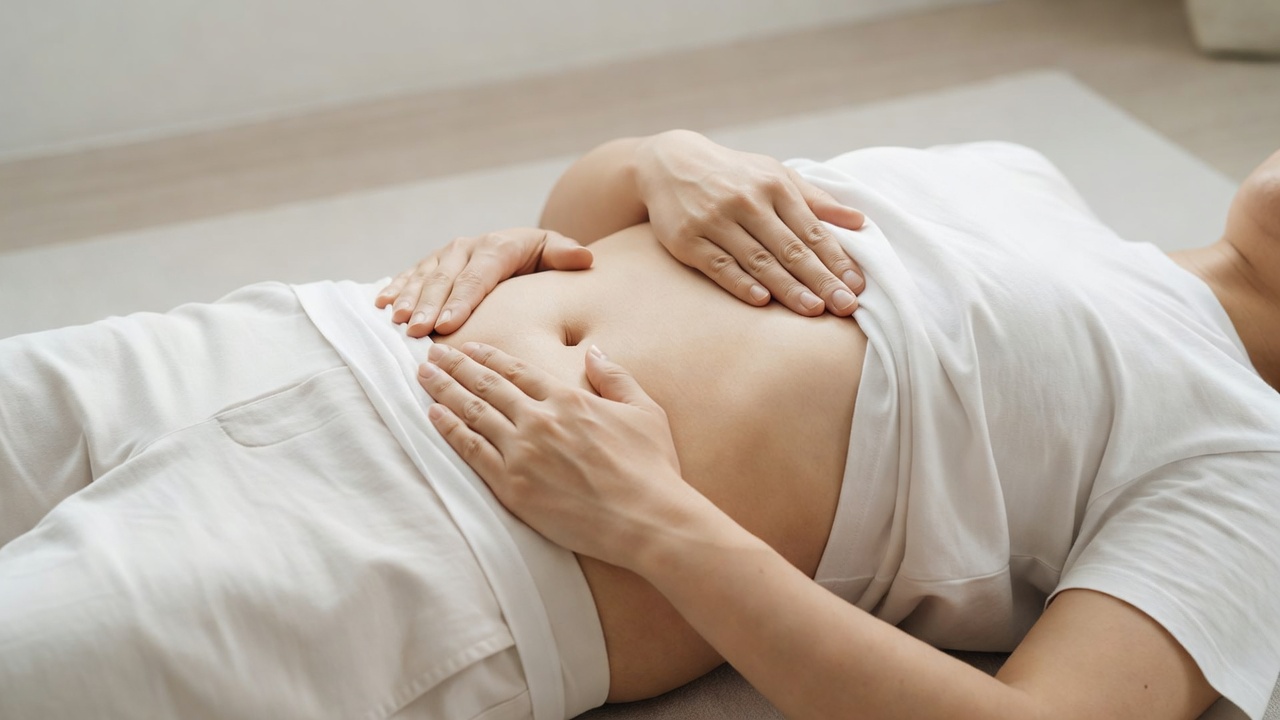 장 마사지 방향을 시계방향으로 따라 하는 복부 마사지